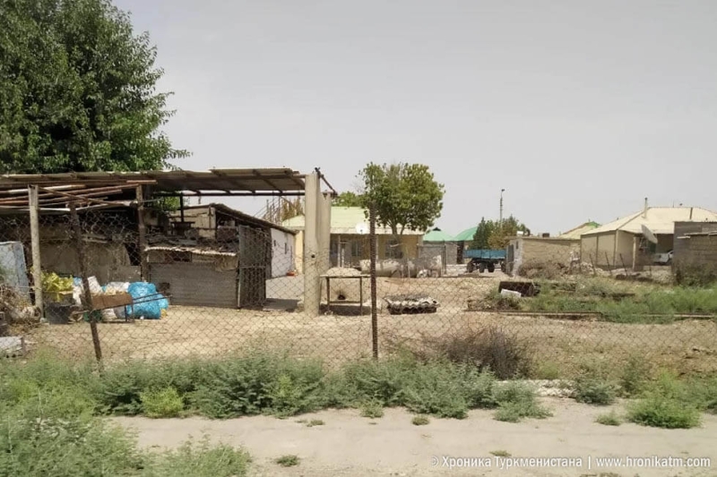 Жители села Горджав, на месте которого строят Аркадаг, разбирают дома (фото)