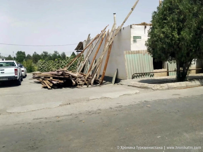 Жители села Горджав, на месте которого строят Аркадаг, разбирают дома (фото)