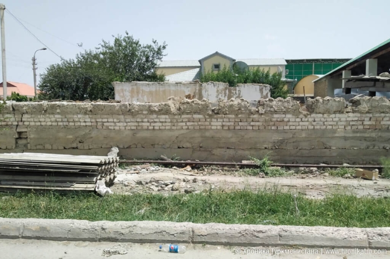 Жители села Горджав, на месте которого строят Аркадаг, разбирают дома (фото)