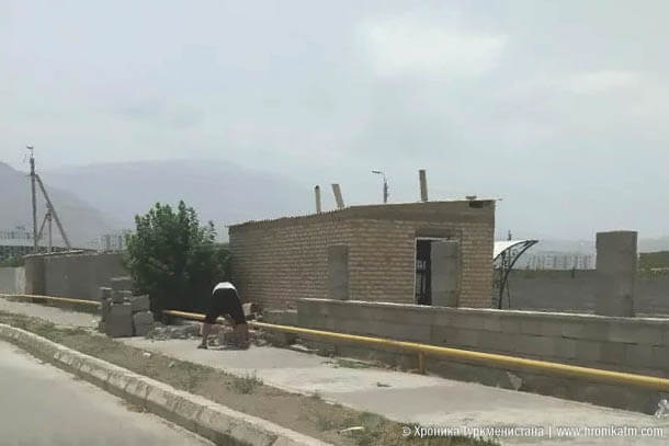 Жители села Горджав, на месте которого строят Аркадаг, разбирают дома (фото)