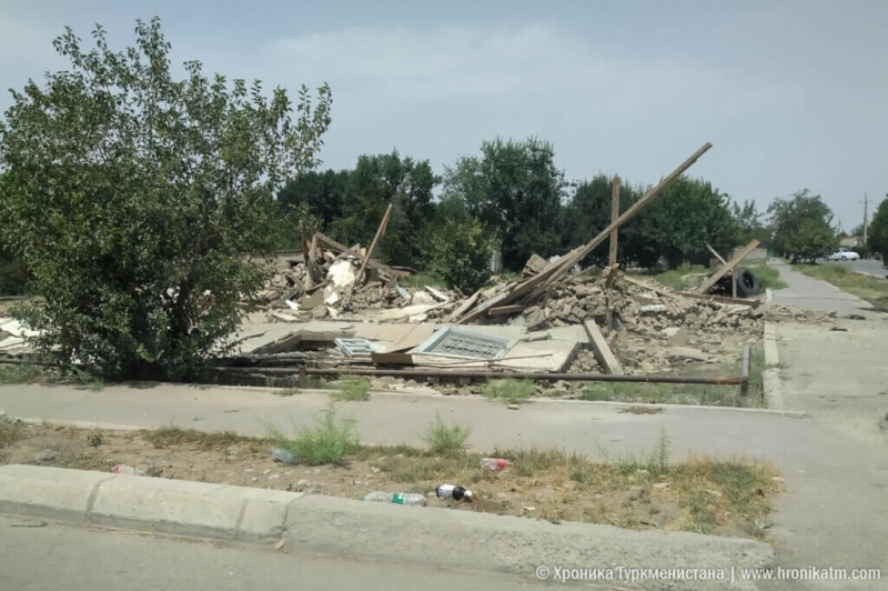 Жители села Горджав, на месте которого строят Аркадаг, разбирают дома (фото)