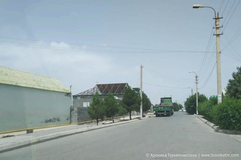 Жители села Горджав, на месте которого строят Аркадаг, разбирают дома (фото)