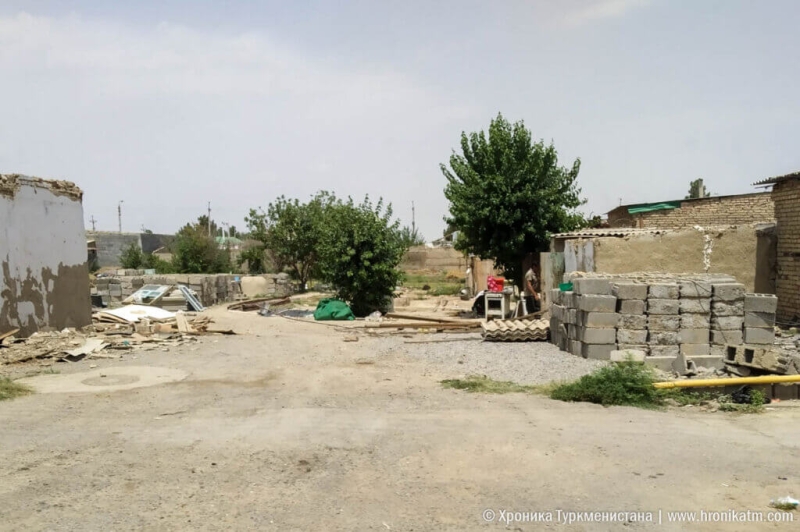 Жители села Горджав, на месте которого строят Аркадаг, разбирают дома (фото)