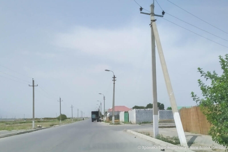 Жители села Горджав, на месте которого строят Аркадаг, разбирают дома (фото)