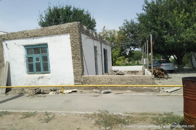 Жители села Горджав, на месте которого строят Аркадаг, разбирают дома (фото)