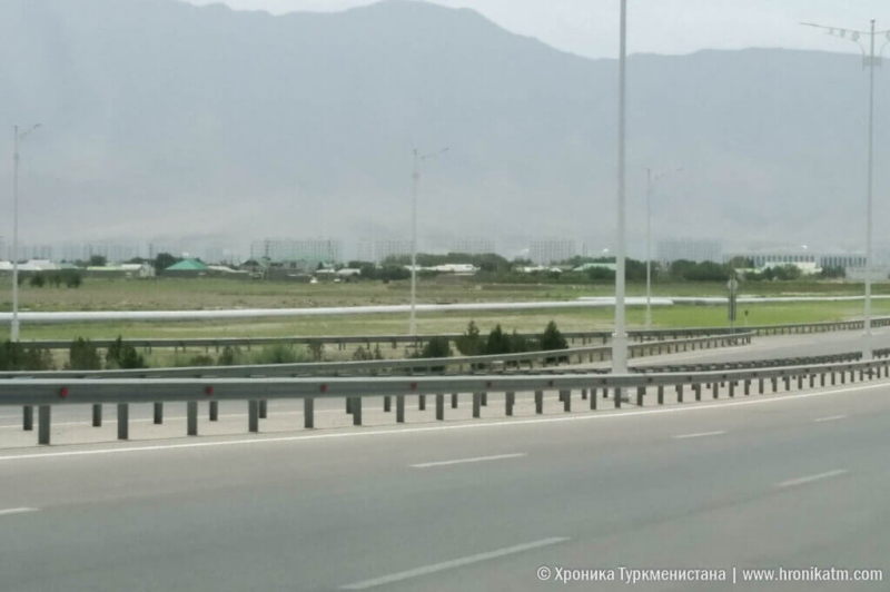 Жители села Горджав, на месте которого строят Аркадаг, разбирают дома (фото)