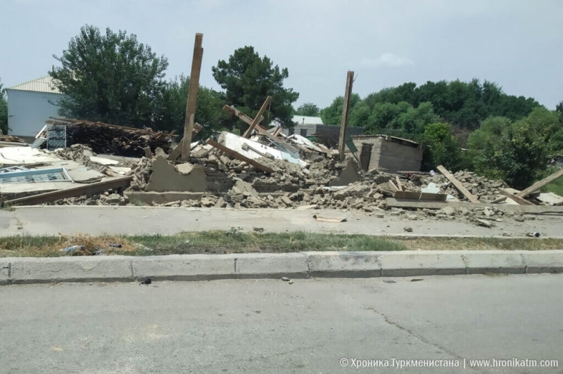 Жители села Горджав, на месте которого строят Аркадаг, разбирают дома (фото)