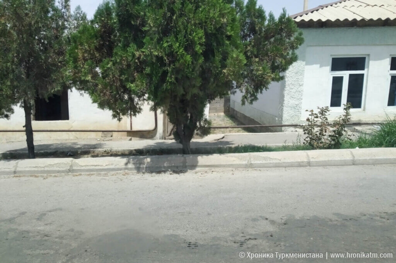 Жители села Горджав, на месте которого строят Аркадаг, разбирают дома (фото)