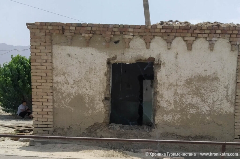 Жители села Горджав, на месте которого строят Аркадаг, разбирают дома (фото)