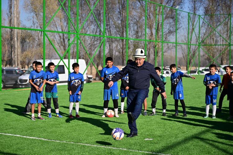 Камчыбек Ташиев открыл футбольную площадку в Узгене